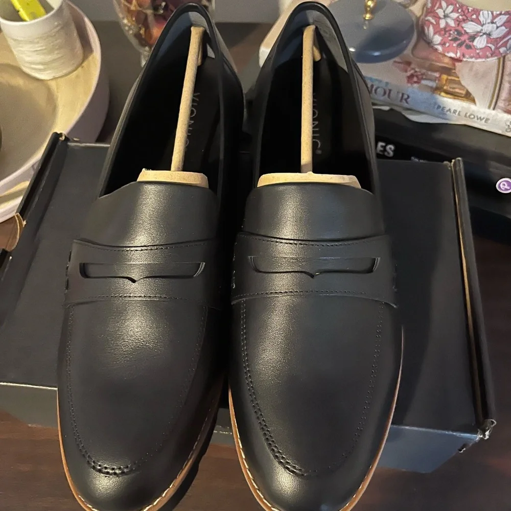 NIB VIONIC Black Leather Penny Loafer Sz 12